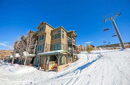 Granby Condo | Family home w/private washer/dryer, free WiFi, shared hot tub, & gas fireplace