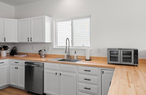 Security-Widefield House | Family-sized Scandinavia Colorado Retreat - 6BR & Hot Tub.