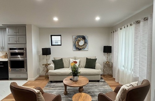 Sunnyside House | Family-sized townhouse with beautiful view of the city!