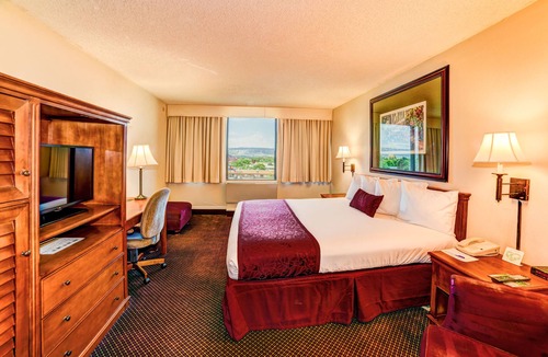 Grand Junction Hotel | Fantastic Deal! Close to Redlands Mesa Golf Course! Indoor Pool, Free Parking!