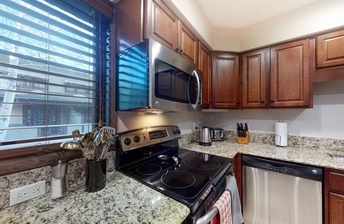 Intermountain Condo | Fantastic gem near skiing & town with fast WiFi, gas grill, & balcony