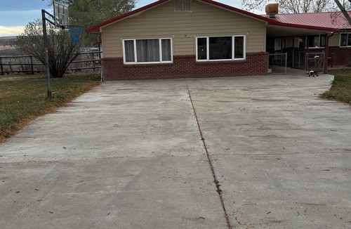 Lazear House | Farm Stay Cozy 2-bedroom guest house on farm in Hotchkiss