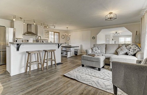Victor House | Farmhouse Cabin w/Game room in a Historic Gold Mine Town w/Mountain Views