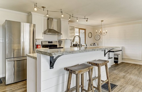 Victor House | Farmhouse Cabin w/Game room in a Historic Gold Mine Town w/Mountain Views