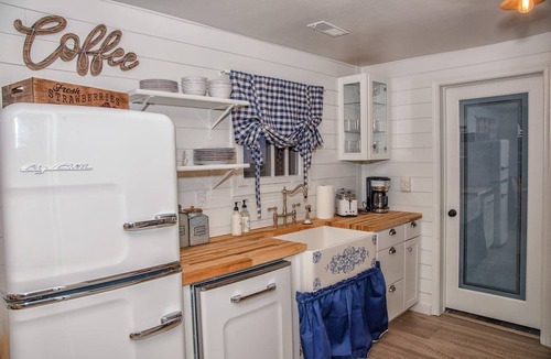 Woodland Park Cabin | Farmhouse In The Mountains - In The Heart of Town