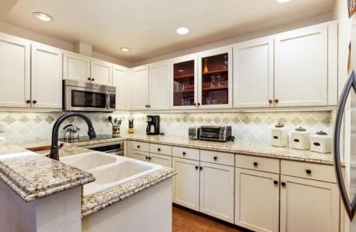 Aspen House | Fasching Haus Unit 310, Deluxe Condo w/Stately Furnishings, Private Deck, A/C