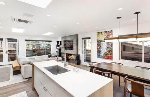 Aspen House | Fasching Haus Unit 390, Luxury Penthouse w/Exceptional Views, Beautiful Decor, and Natural Light