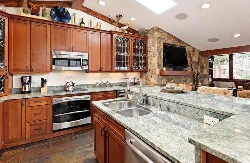 Aspen House | Fasching Haus Unit 5, Deluxe Condo with Great Natural Light & Amazing Location