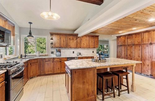 Cascade-Chipita Park Cabin | Forest Cabin - Hot Tub & Mt Views - Pikes Peak