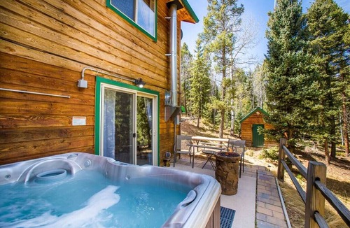 Spring Valley House | Forest Retreat over 1 acre, Hot Tub, Log Furniture, Wildlife!