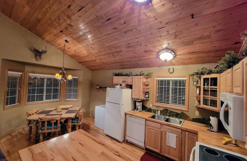 Indian Mountain Cabin | Fox Hole - Serene & Secluded Private Cabin Hot Tub