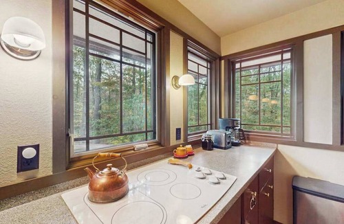 Bittinger House | Frank Lloyd Wright-Inspired Prairie Home | Official Fallingwater Lodging Partner