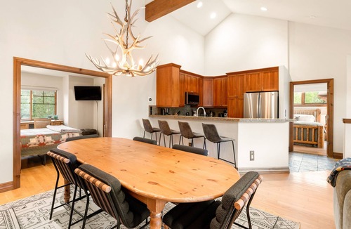The Highlands House | Free Ski Shuttle! Mountain Views & Private Hot Tub