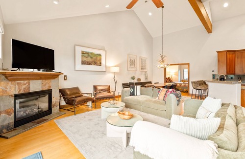 The Highlands House | Free Ski Shuttle! Mountain Views & Private Hot Tub
