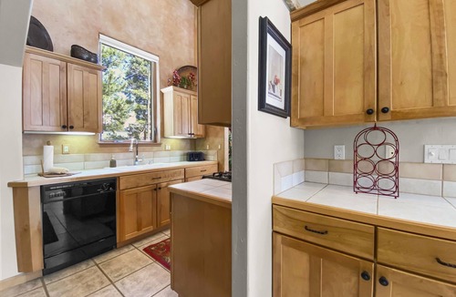 Warrior's Mark West House | Free SkyCard Act-Home, Private Hot Tub, Perfect For Large Families-Gold King Cha