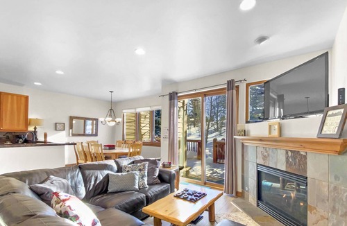 The Highlands House | FREE SkyCard Activities - Cozy Townhome, Private Hot Tub, Mountain Views - Highland Greens Pine