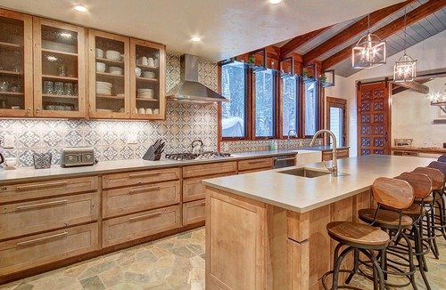 Blue River House | FREE SkyCard Activities - Riverside Location, Private Hot Tub, Game Room/Pool Table, Close to Town/S