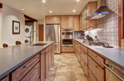 Blue River House | FREE SkyCard Activities - Riverside Location, Private Hot Tub, Game Room/Pool Table, Close to Town/S