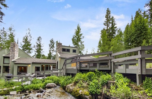 Blue River House | FREE SkyCard Activities - Riverside Location, Private Hot Tub, Game Room/Pool Table, Close to Town/S