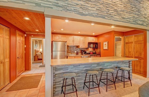Warrior's Mark Condo | Free SkyCard Activities - Spacious Condo, Walk to Ski Lifts, Pool & Hot Tubs