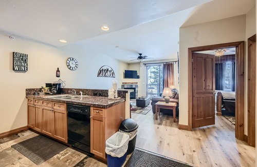 The Highlands Condo | Free SkyCard Activities - Gas Fireplace, Parking, Equipped Kitchen, Fitness Ctr