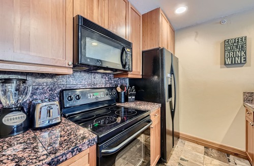The Highlands Condo | Free SkyCard Activities - Gas Fireplace, Parking, Equipped Kitchen, Fitness Ctr