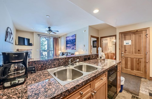 The Highlands Condo | Free SkyCard Activities - Gas Fireplace, Parking, Equipped Kitchen, Fitness Ctr