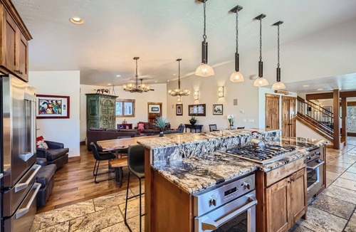 Blue River House | Free SkyCard - Spacious Luxury Home, Private Hot Tub, Theater - Casa de Plata