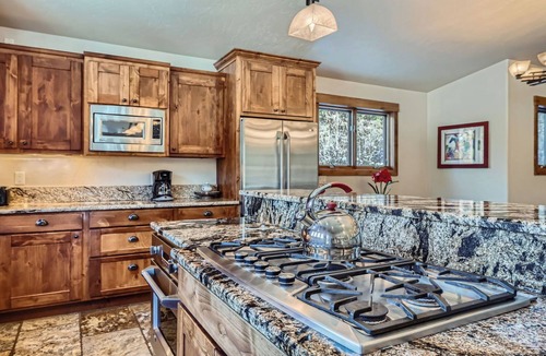 Blue River House | Free SkyCard - Spacious Luxury Home, Private Hot Tub, Theater - Casa de Plata