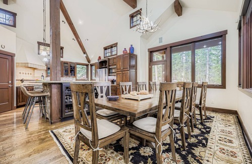 Forest Hills House | Free VIP Shuttle, Hot Tub, Views!