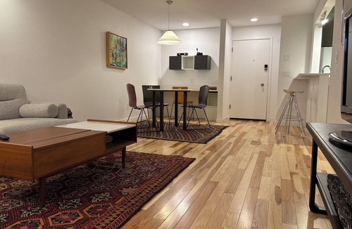 Goss - Grove Condo | Fresh, Clean & Hassle Free Newly Renovated & Fully Furnished 2 Bdrm