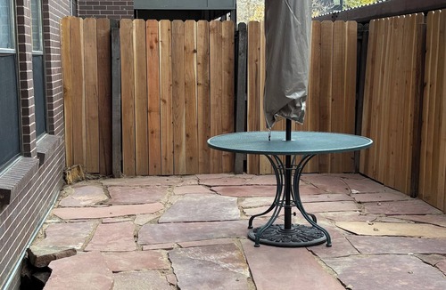 Goss - Grove Condo | Fresh, Clean & Hassle Free Newly Renovated & Fully Furnished 2 Bdrm