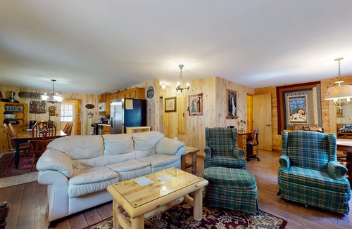Ponderosa Pines Cabin | Friendly cabin with WiFi, deck, and porch swing - close to the National forest