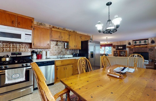 Ponderosa Pines Cabin | Friendly cabin with WiFi, deck, and porch swing - close to the National forest