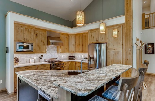 The Reserve House | Frisco Cedar Cabin. Private 4 bedroom home in Frisco. Sleeps 10, private hot tub, private garage, WIFI.