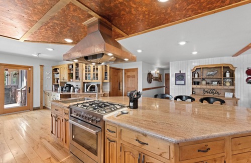 Golden House | Full mountain views, 20 acres, hot tub, sauna, frisbee golf, luxurious