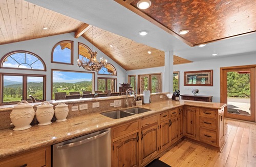 Golden House | Full mountain views, 20 acres, hot tub, sauna, frisbee golf, luxurious
