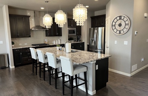 Windsor House | Fun clean 5BR with 2 kitchens, 5 kings, NEW queen Murphy bed
