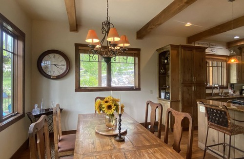 Warrior's Mark West House | Fun home,walk ski shuttle to mnt,hot-tub,sledding,mtn views,kid&pet👍 town 5 mins