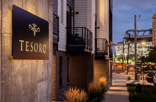 Jefferson Park Condo | Gameday Oasis | Private Balcony | Jefferson Park | Tesoro