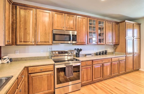 Commerce City House | Gamers Oasis! Gaming Wall-4 70” Samsungs! Board Games! Family Home Near Gaylord