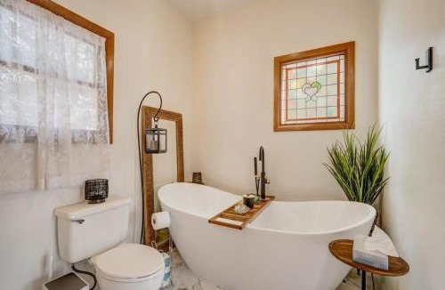 West Colorado Springs Apartment | Garden of the Gods Base Camp Dog-Friendly