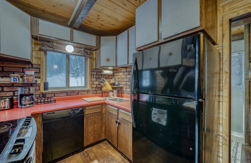 Garfield Cabin | Geno's Groovy Getaway!