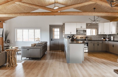 Pleasant Park Corridor Cabin | Genuine Log Cabin: Hottub, Fast Wifi, Covered Deck