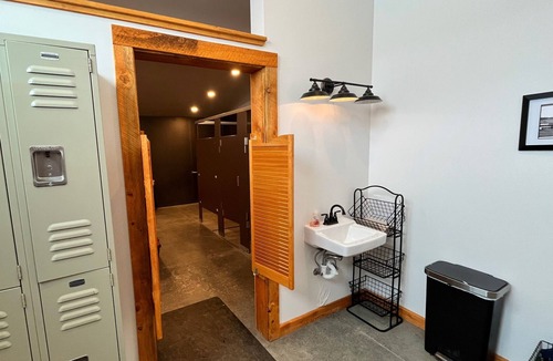 Whitepine Cabin | Geothermal Ranch Lodge with private Hot Springs Pool, Sleeps 25-50.