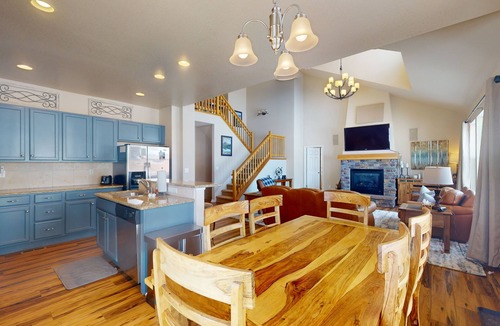 Silvercreek House | Getaway with fireplace, gas fire pit, shared pool/hot tub-minutes to ski & golf