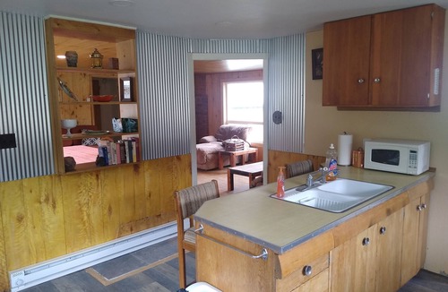 Grant House | Glamping on 57 acres: 10 minutes from Wellington Lake!