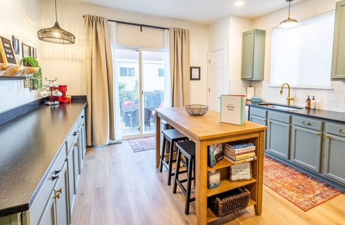 Gleneagle House | "Gleneagle Getaway"- HOT TUB and 5 minutes to AFA!