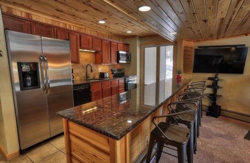 Peak 8 House | Goldcamp Launchpad Location Hike and Hot Tub