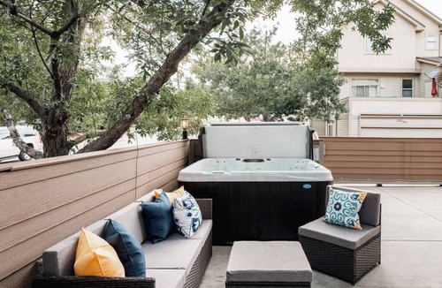 Pleasant View House | Golden Foothills + Hot Tub + Hiking & Biking!